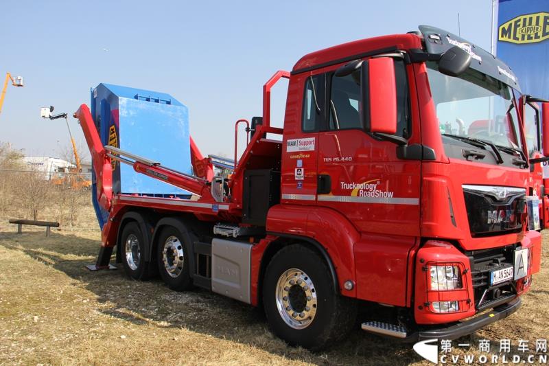2015年3月19日，德国曼恩技术日在MAN慕尼黑总部隆重开幕，一场别开生面的卡车盛宴(MAN Trucknology Days)正在上演。图为MAN TGX 26.440型卡车底盘改装的垃圾运输车 