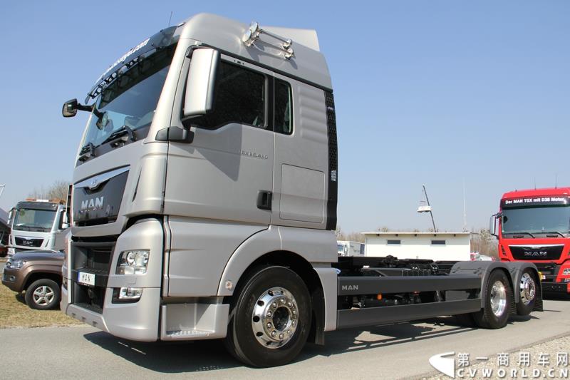2015年3月19日，德国曼恩技术日在MAN慕尼黑总部隆重开幕，一场别开生面的卡车盛宴(MAN Trucknology Days)正在上演。图为MAN TGX 26.480后提升三轴底盘