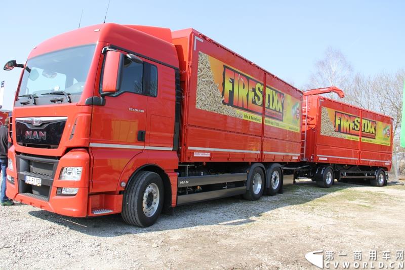 2015年3月19日，德国曼恩技术日在MAN慕尼黑总部隆重开幕，一场别开生面的卡车盛宴(MAN Trucknology Days)正在上演。图为MAN TGX 26.480型6×2后提升桥牵引列车