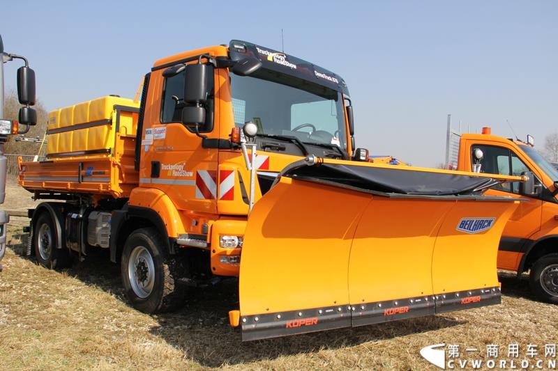 2015年3月19日，德国曼恩技术日在MAN慕尼黑总部隆重开幕，一场别开生面的卡车盛宴(MAN Trucknology Days)正在上演。图为MAN卡车底盘改装的重型扫雪车