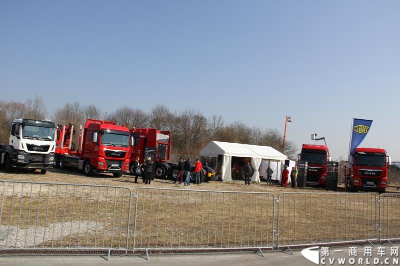 2015年3月19日，德国曼恩技术日在MAN慕尼黑总部隆重开幕，一场别开生面的卡车盛宴(MAN Trucknology Days)正在上演。图为MAN卡车试乘试驾区