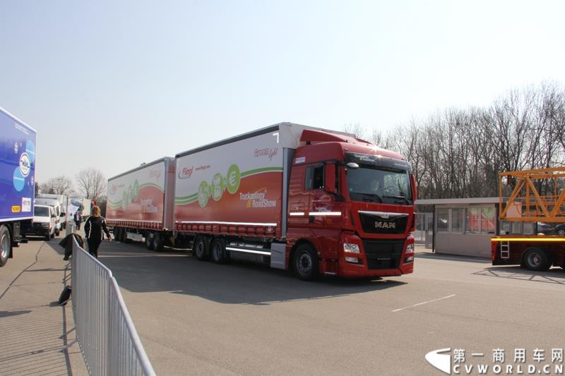 2015年3月19日，德国曼恩技术日在MAN慕尼黑总部隆重开幕，一场别开生面的卡车盛宴(MAN Trucknology Days)正在上演。图为MAN卡车试乘试驾
