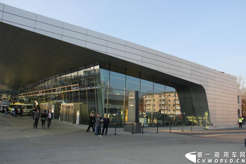 2015年3月19日，德国曼恩技术日在MAN慕尼黑总部隆重开幕，一场别开生面的卡车盛宴(MAN Trucknology Days)正在上演。图为MAN卡车展厅