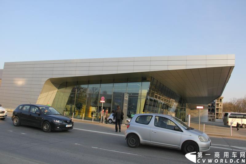 2015年3月19日，德国曼恩技术日在MAN慕尼黑总部隆重开幕，一场别开生面的卡车盛宴(MAN Trucknology Days)正在上演。图为MAN卡车展厅