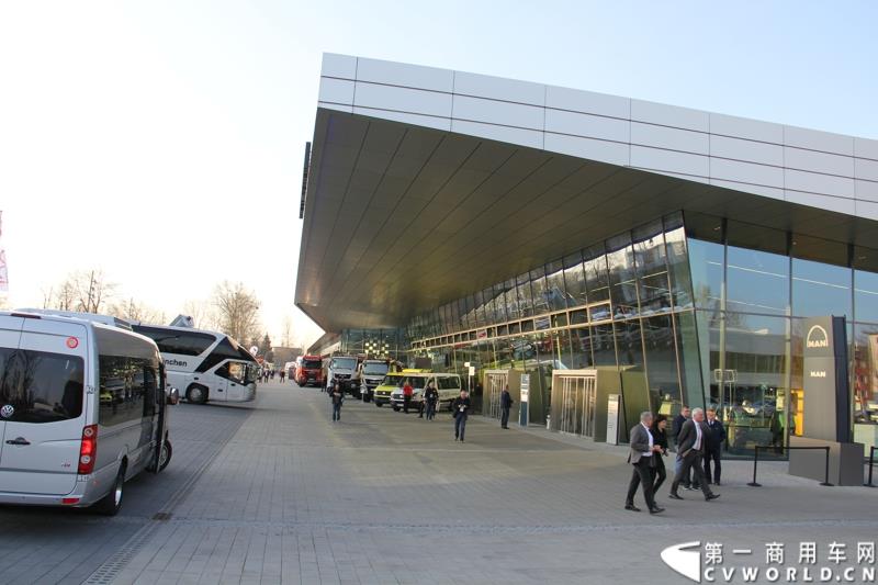 2015年3月19日，德国曼恩技术日在MAN慕尼黑总部隆重开幕，一场别开生面的卡车盛宴(MAN Trucknology Days)正在上演。图为MAN卡车展厅