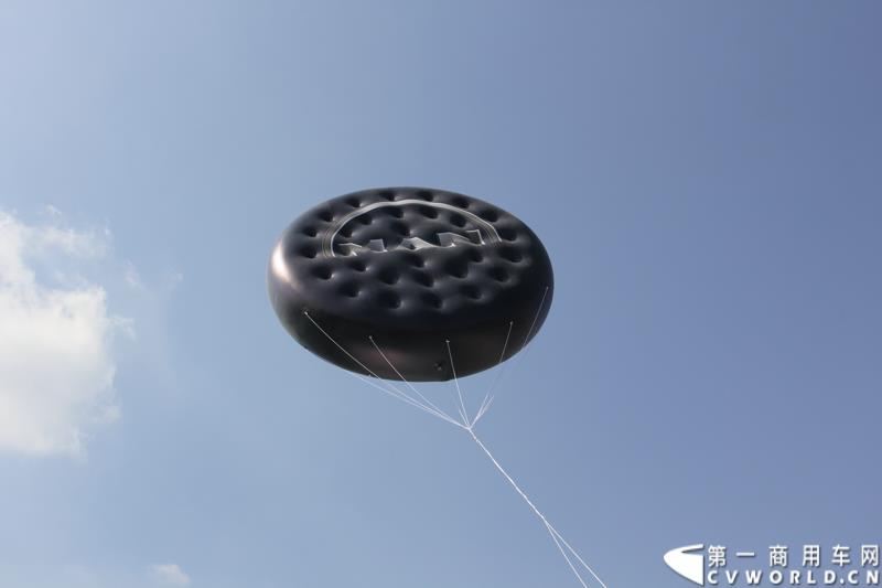 2015年3月19日，德国曼恩技术日在MAN慕尼黑总部隆重开幕，一场别开生面的卡车盛宴(MAN Trucknology Days)正在上演。图为MAN气球LOGO 