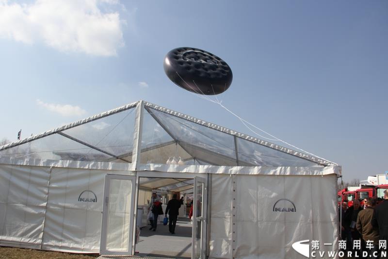 2015年3月19日，德国曼恩技术日在MAN慕尼黑总部隆重开幕，一场别开生面的卡车盛宴(MAN Trucknology Days)正在上演。图为MAN气球LOGO 
