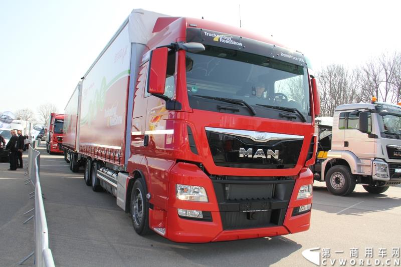 2015年3月19日，德国曼恩技术日在MAN慕尼黑总部隆重开幕，一场别开生面的卡车盛宴(MAN Trucknology Days)正在上演。图为MAN牵引列车 