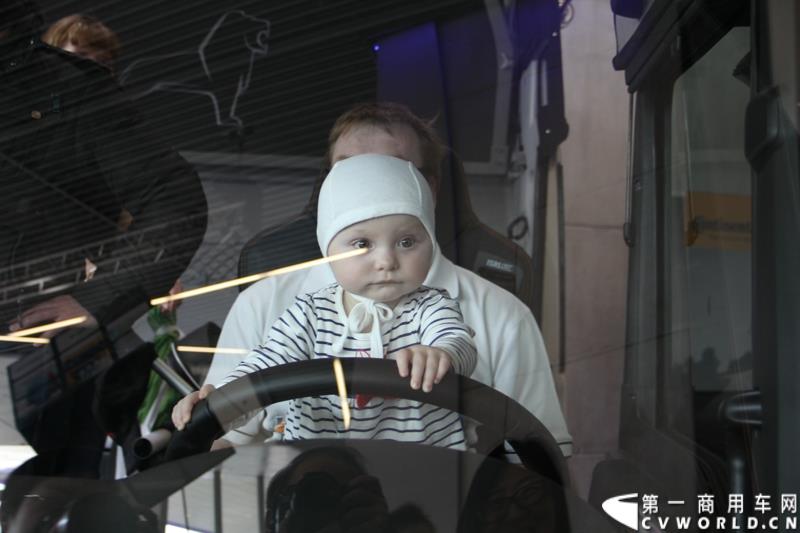 2015年3月19日，德国曼恩技术日在MAN慕尼黑总部隆重开幕，一场别开生面的卡车盛宴(MAN Trucknology Days)正在上演。图为德国小baby体验MAN卡车