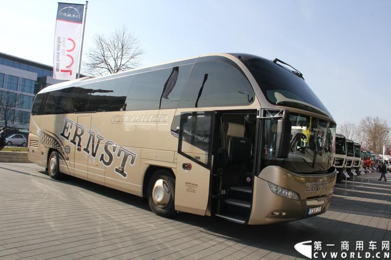 2015年3月19日，德国曼恩技术日在MAN慕尼黑总部隆重开幕，一场别开生面的卡车盛宴(MAN Trucknology Days)正在上演。图为尼奥普兰CITYLINER高档客车 