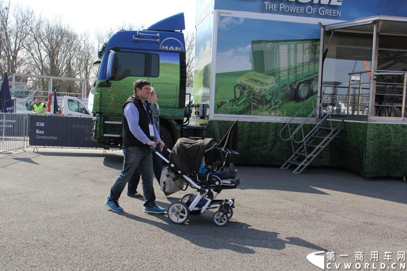 2015年3月19日，德国曼恩技术日在MAN慕尼黑总部隆重开幕，一场别开生面的卡车盛宴(MAN Trucknology Days)正在上演。图为推着婴儿车看MAN