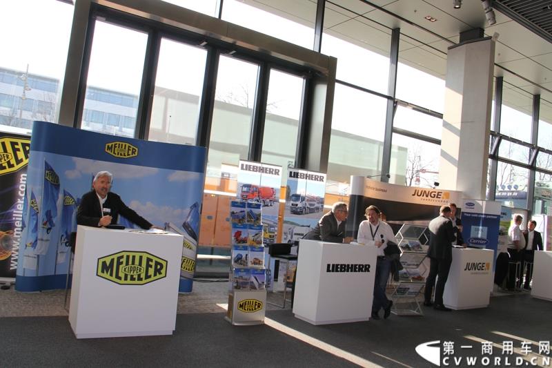 2015年3月19日，德国曼恩技术日在MAN慕尼黑总部隆重开幕，一场别开生面的卡车盛宴(MAN Trucknology Days)正在上演。图为零部件商展区