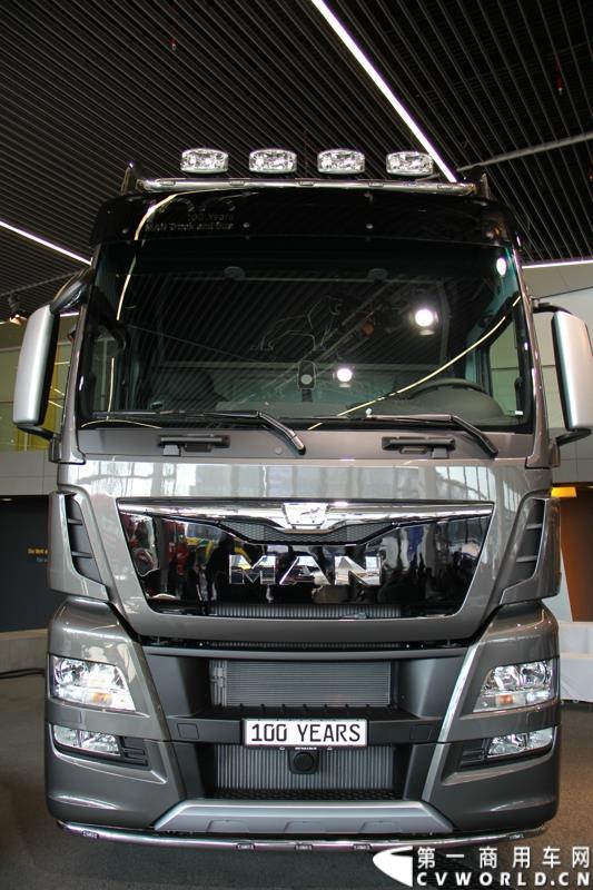2015年3月19日，德国曼恩技术日在MAN慕尼黑总部隆重开幕，一场别开生面的卡车盛宴(MAN Trucknology Days)正在上演。图为悬挂曼恩商用车100周年标识的MAN TGX重卡