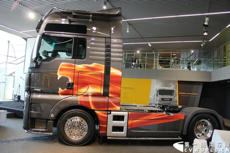 2015年3月19日，德国曼恩技术日在MAN慕尼黑总部隆重开幕，一场别开生面的卡车盛宴(MAN Trucknology Days)正在上演。图为悬挂曼恩商用车100周年标识的MAN TGX重卡