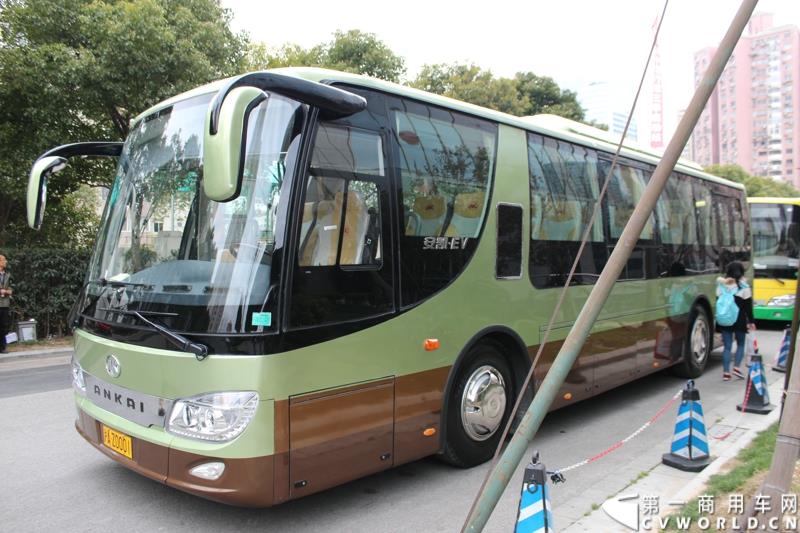 3月26日，安徽安凯汽车股份有限公司主办的“安凯美丽中国行”第三季在上海隆重启动。图为”安凯美丽中国行“启动仪式活动中展示的安凯客车 