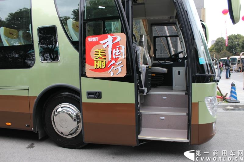 3月26日，安徽安凯汽车股份有限公司主办的“安凯美丽中国行”第三季在上海隆重启动。图为”安凯美丽中国行“启动仪式活动中展示的安凯客车 