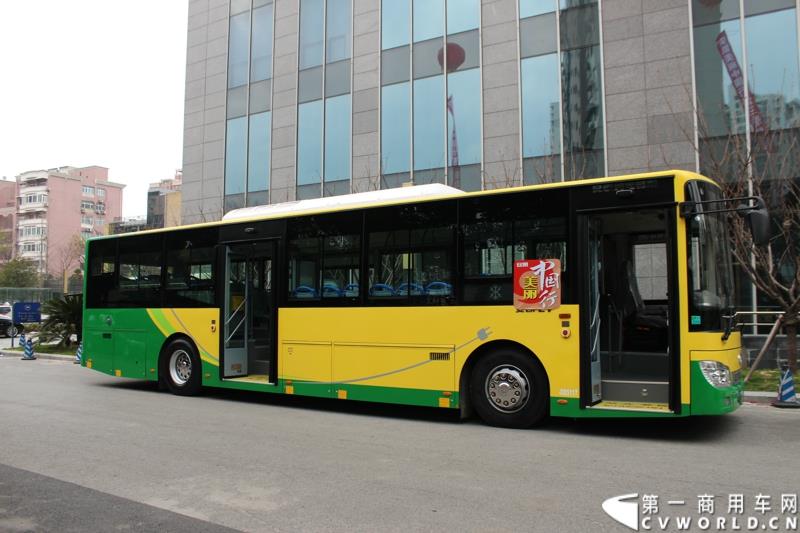 3月26日，安徽安凯汽车股份有限公司主办的“安凯美丽中国行”第三季在上海隆重启动。图为”安凯美丽中国行“启动仪式活动中展示的安凯客车 