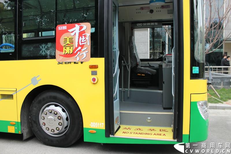 3月26日，安徽安凯汽车股份有限公司主办的“安凯美丽中国行”第三季在上海隆重启动。图为”安凯美丽中国行“启动仪式活动中展示的安凯客车 