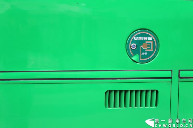 3月26日，安徽安凯汽车股份有限公司主办的“安凯美丽中国行”第三季在上海隆重启动。图为”安凯美丽中国行“启动仪式活动中展示的安凯客车 