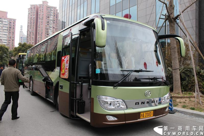 3月26日，安徽安凯汽车股份有限公司主办的“安凯美丽中国行”第三季在上海隆重启动。图为”安凯美丽中国行“启动仪式活动中展示的安凯客车 