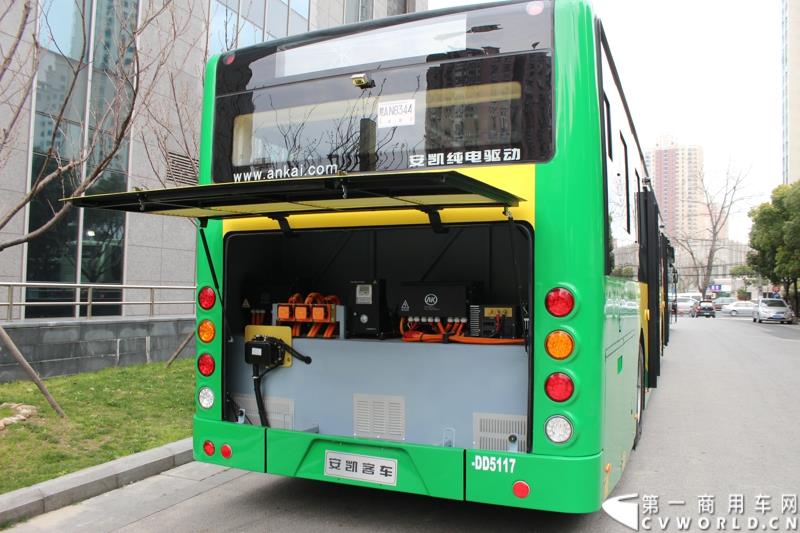 3月26日，安徽安凯汽车股份有限公司主办的“安凯美丽中国行”第三季在上海隆重启动。图为”安凯美丽中国行“启动仪式活动中展示的安凯客车 