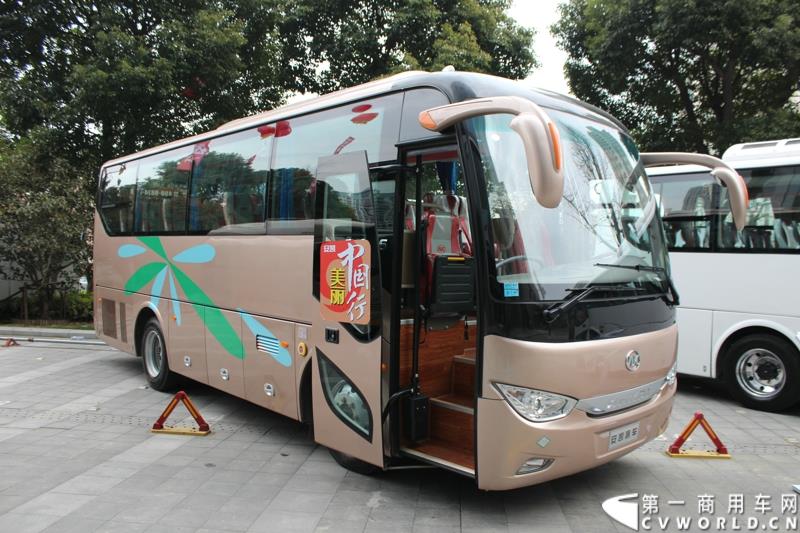3月26日，安徽安凯汽车股份有限公司主办的“安凯美丽中国行”第三季在上海隆重启动。图为”安凯美丽中国行“启动仪式活动中展示的安凯客车 