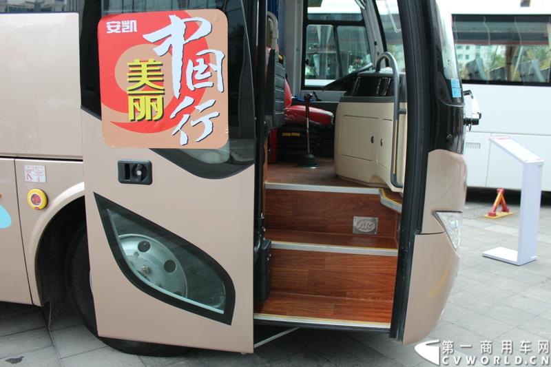 3月26日，安徽安凯汽车股份有限公司主办的“安凯美丽中国行”第三季在上海隆重启动。图为”安凯美丽中国行“启动仪式活动中展示的安凯客车 