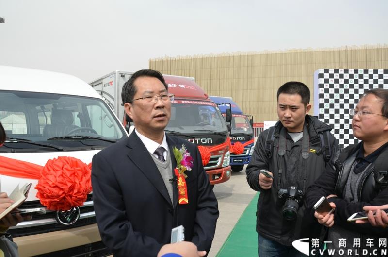 3月29日，由中国汽车联合会主办、江苏省汽车摩托车运动联合会承办的“图雅诺杯”-2015（第七届）福田奥铃中国勒芒轻卡耐力赛，在北京五棵松体育场隆重启动，这是原福田奥铃事业本部与原福田商务汽车事业本部整合为福田轻型商用车事业本部（LCV）之后的第一次集中亮相，也是中国轻卡第一赛事的再度续写。图为赵建民现场接受媒体采访