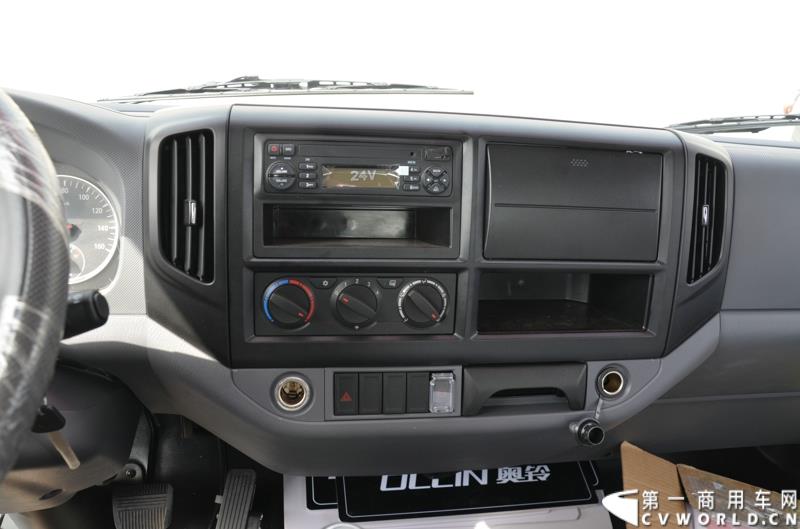 3月29日，由中国汽车联合会主办、江苏省汽车摩托车运动联合会承办的“图雅诺杯”-2015（第七届）福田奥铃中国勒芒轻卡耐力赛，在北京五棵松体育场隆重启动，这是原福田奥铃事业本部与原福田商务汽车事业本部整合为福田轻型商用车事业本部（LCV）之后的第一次集中亮相，也是中国轻卡第一赛事的再度续写。图为奥铃CTX 