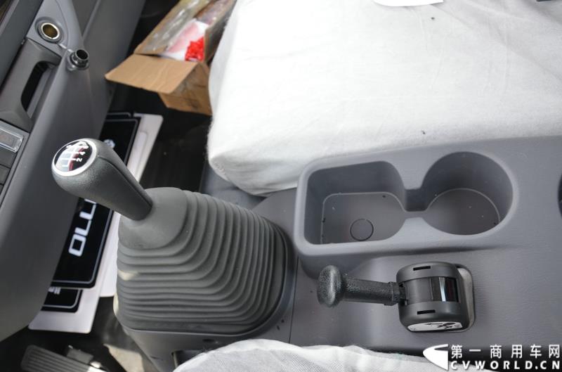 3月29日，由中国汽车联合会主办、江苏省汽车摩托车运动联合会承办的“图雅诺杯”-2015（第七届）福田奥铃中国勒芒轻卡耐力赛，在北京五棵松体育场隆重启动，这是原福田奥铃事业本部与原福田商务汽车事业本部整合为福田轻型商用车事业本部（LCV）之后的第一次集中亮相，也是中国轻卡第一赛事的再度续写。图为奥铃CTX 