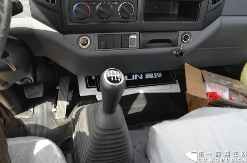 3月29日，由中国汽车联合会主办、江苏省汽车摩托车运动联合会承办的“图雅诺杯”-2015（第七届）福田奥铃中国勒芒轻卡耐力赛，在北京五棵松体育场隆重启动，这是原福田奥铃事业本部与原福田商务汽车事业本部整合为福田轻型商用车事业本部（LCV）之后的第一次集中亮相，也是中国轻卡第一赛事的再度续写。图为奥铃CTX 