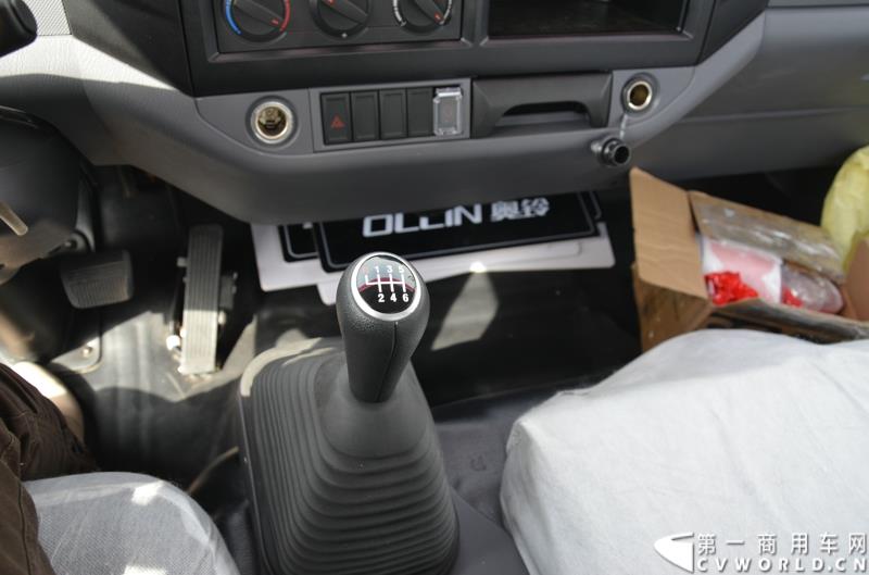 3月29日，由中国汽车联合会主办、江苏省汽车摩托车运动联合会承办的“图雅诺杯”-2015（第七届）福田奥铃中国勒芒轻卡耐力赛，在北京五棵松体育场隆重启动，这是原福田奥铃事业本部与原福田商务汽车事业本部整合为福田轻型商用车事业本部（LCV）之后的第一次集中亮相，也是中国轻卡第一赛事的再度续写。图为奥铃CTX 