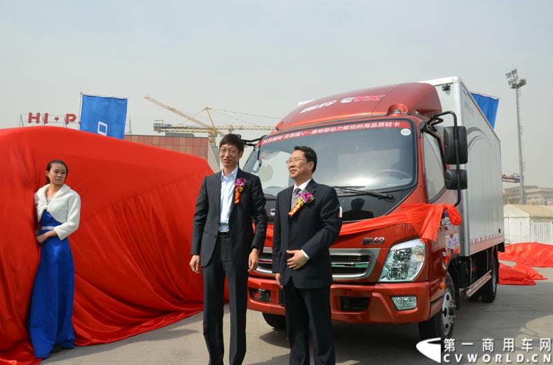 3月29日，由中国汽车联合会主办、江苏省汽车摩托车运动联合会承办的“图雅诺杯”-2015（第七届）福田奥铃中国勒芒轻卡耐力赛，在北京五棵松体育场隆重启动，这是原福田奥铃事业本部与原福田商务汽车事业本部整合为福田轻型商用车事业本部（LCV）之后的第一次集中亮相，也是中国轻卡第一赛事的再度续写。图为奥铃CTX 科技版揭幕 