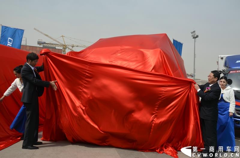 3月29日，由中国汽车联合会主办、江苏省汽车摩托车运动联合会承办的“图雅诺杯”-2015（第七届）福田奥铃中国勒芒轻卡耐力赛，在北京五棵松体育场隆重启动，这是原福田奥铃事业本部与原福田商务汽车事业本部整合为福田轻型商用车事业本部（LCV）之后的第一次集中亮相，也是中国轻卡第一赛事的再度续写。图为奥铃CTX 科技版揭幕 