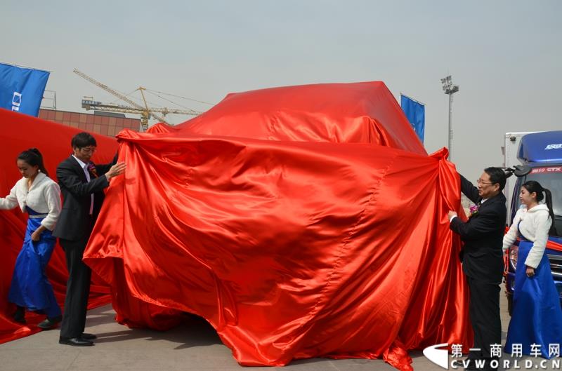 3月29日，由中国汽车联合会主办、江苏省汽车摩托车运动联合会承办的“图雅诺杯”-2015（第七届）福田奥铃中国勒芒轻卡耐力赛，在北京五棵松体育场隆重启动，这是原福田奥铃事业本部与原福田商务汽车事业本部整合为福田轻型商用车事业本部（LCV）之后的第一次集中亮相，也是中国轻卡第一赛事的再度续写。图为奥铃CTX 科技版揭幕 