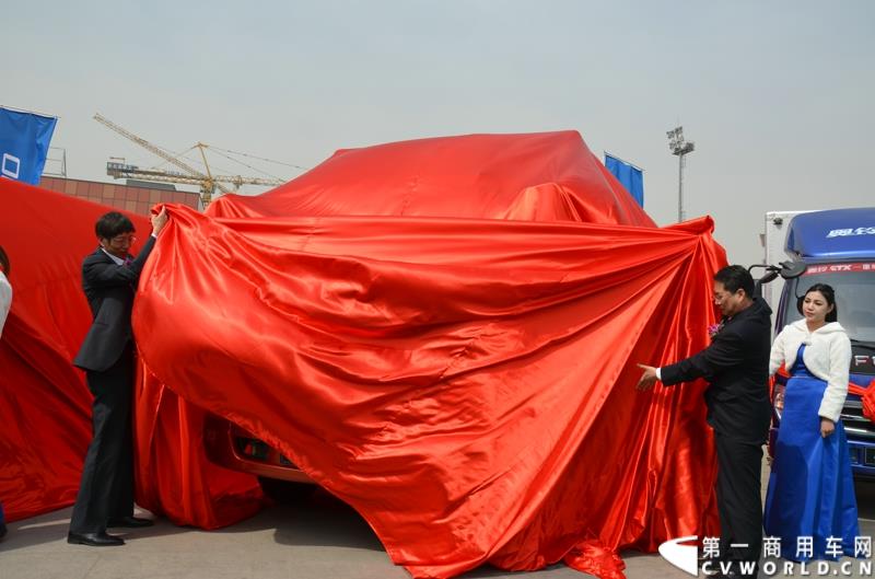 3月29日，由中国汽车联合会主办、江苏省汽车摩托车运动联合会承办的“图雅诺杯”-2015（第七届）福田奥铃中国勒芒轻卡耐力赛，在北京五棵松体育场隆重启动，这是原福田奥铃事业本部与原福田商务汽车事业本部整合为福田轻型商用车事业本部（LCV）之后的第一次集中亮相，也是中国轻卡第一赛事的再度续写。图为奥铃CTX 科技版揭幕 