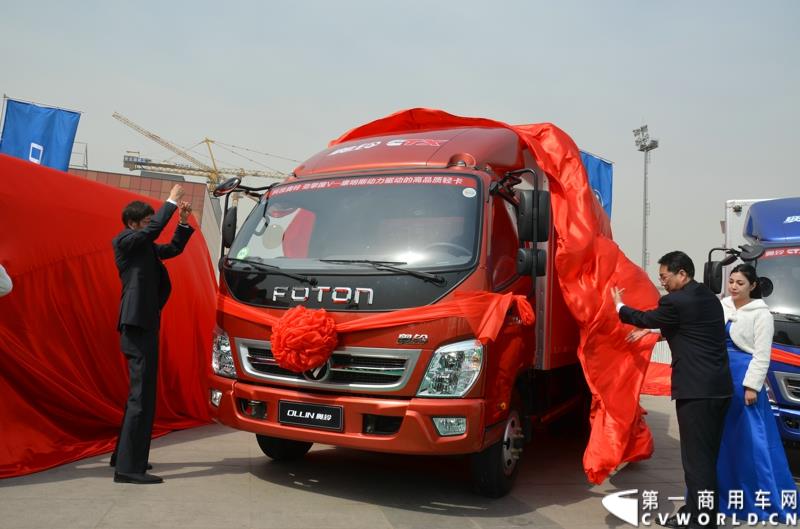 3月29日，由中国汽车联合会主办、江苏省汽车摩托车运动联合会承办的“图雅诺杯”-2015（第七届）福田奥铃中国勒芒轻卡耐力赛，在北京五棵松体育场隆重启动，这是原福田奥铃事业本部与原福田商务汽车事业本部整合为福田轻型商用车事业本部（LCV）之后的第一次集中亮相，也是中国轻卡第一赛事的再度续写。图为奥铃CTX 科技版揭幕 