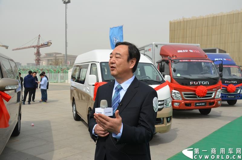 3月29日，由中国汽车联合会主办、江苏省汽车摩托车运动联合会承办的“图雅诺杯”-2015（第七届）福田奥铃中国勒芒轻卡耐力赛，在北京五棵松体育场隆重启动，这是原福田奥铃事业本部与原福田商务汽车事业本部整合为福田轻型商用车事业本部（LCV）之后的第一次集中亮相，也是中国轻卡第一赛事的再度续写。图为北汽福田汽车股份党委副书记赵景光现场接受媒体采访