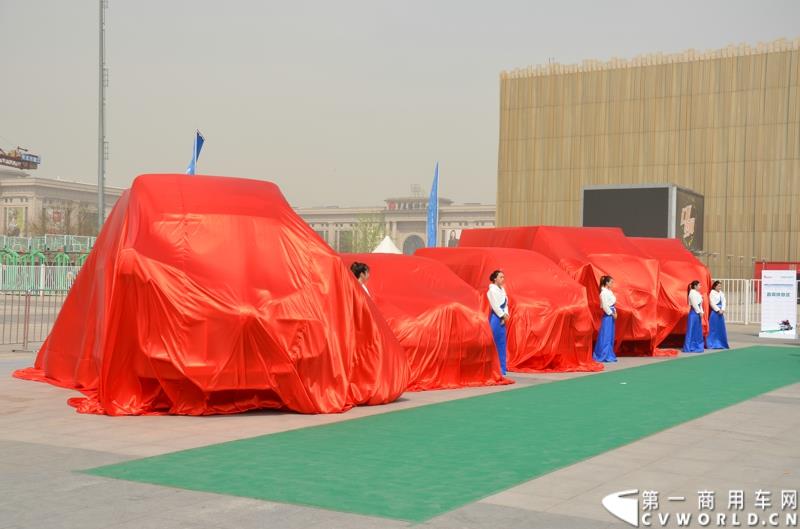 3月29日，由中国汽车联合会主办、江苏省汽车摩托车运动联合会承办的“图雅诺杯”-2015（第七届）福田奥铃中国勒芒轻卡耐力赛，在北京五棵松体育场隆重启动，这是原福田奥铃事业本部与原福田商务汽车事业本部整合为福田轻型商用车事业本部（LCV）之后的第一次集中亮相，也是中国轻卡第一赛事的再度续写。图为等待揭幕的五款神秘车型