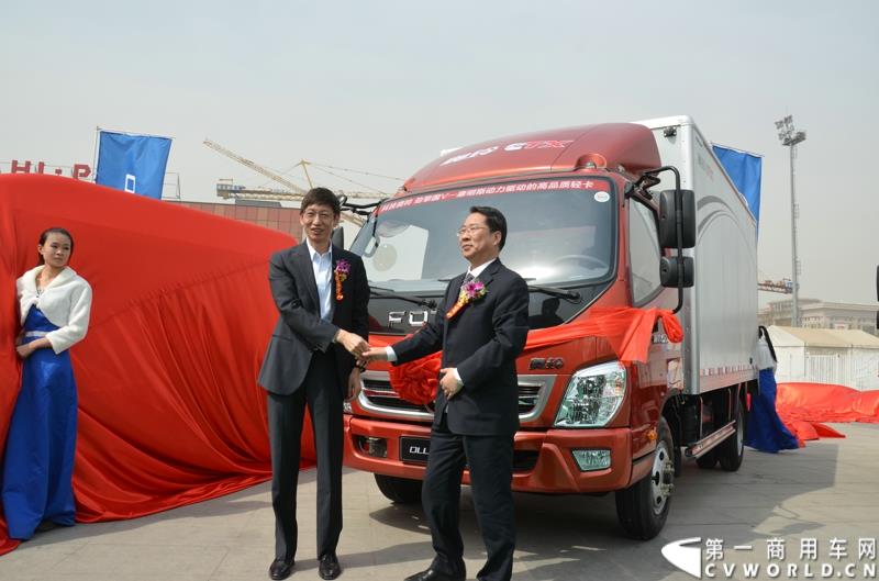 3月29日，由中国汽车联合会主办、江苏省汽车摩托车运动联合会承办的“图雅诺杯”-2015（第七届）福田奥铃中国勒芒轻卡耐力赛，在北京五棵松体育场隆重启动，这是原福田奥铃事业本部与原福田商务汽车事业本部整合为福田轻型商用车事业本部（LCV）之后的第一次集中亮相，也是中国轻卡第一赛事的再度续写。图为奥铃CTX 科技版揭幕 