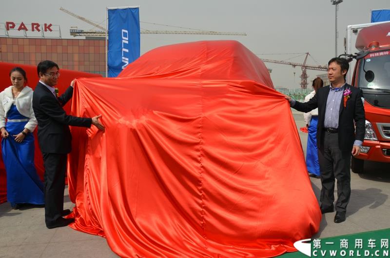 3月29日，由中国汽车联合会主办、江苏省汽车摩托车运动联合会承办的“图雅诺杯”-2015（第七届）福田奥铃中国勒芒轻卡耐力赛，在北京五棵松体育场隆重启动，这是原福田奥铃事业本部与原福田商务汽车事业本部整合为福田轻型商用车事业本部（LCV）之后的第一次集中亮相，也是中国轻卡第一赛事的再度续写。图为风景G7商运版揭幕 