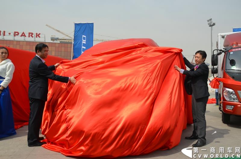 3月29日，由中国汽车联合会主办、江苏省汽车摩托车运动联合会承办的“图雅诺杯”-2015（第七届）福田奥铃中国勒芒轻卡耐力赛，在北京五棵松体育场隆重启动，这是原福田奥铃事业本部与原福田商务汽车事业本部整合为福田轻型商用车事业本部（LCV）之后的第一次集中亮相，也是中国轻卡第一赛事的再度续写。图为风景G7商运版揭幕 