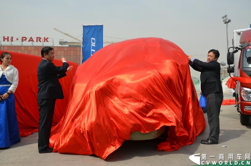 3月29日，由中国汽车联合会主办、江苏省汽车摩托车运动联合会承办的“图雅诺杯”-2015（第七届）福田奥铃中国勒芒轻卡耐力赛，在北京五棵松体育场隆重启动，这是原福田奥铃事业本部与原福田商务汽车事业本部整合为福田轻型商用车事业本部（LCV）之后的第一次集中亮相，也是中国轻卡第一赛事的再度续写。图为风景G7商运版揭幕 