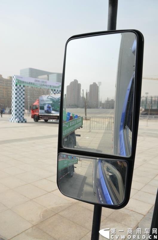 3月29日，由中国汽车联合会主办、江苏省汽车摩托车运动联合会承办的“图雅诺杯”-2015（第七届）福田奥铃中国勒芒轻卡耐力赛，在北京五棵松体育场隆重启动，这是原福田奥铃事业本部与原福田商务汽车事业本部整合为福田轻型商用车事业本部（LCV）之后的第一次集中亮相，也是中国轻卡第一赛事的再度续写。图为福田奥铃CTX 