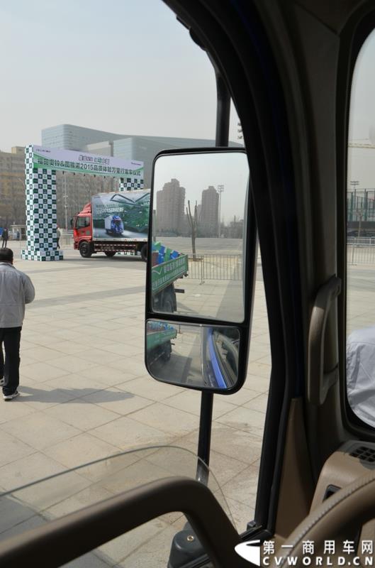 3月29日，由中国汽车联合会主办、江苏省汽车摩托车运动联合会承办的“图雅诺杯”-2015（第七届）福田奥铃中国勒芒轻卡耐力赛，在北京五棵松体育场隆重启动，这是原福田奥铃事业本部与原福田商务汽车事业本部整合为福田轻型商用车事业本部（LCV）之后的第一次集中亮相，也是中国轻卡第一赛事的再度续写。图为福田奥铃CTX 