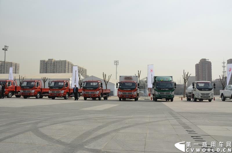 3月29日，由中国汽车联合会主办、江苏省汽车摩托车运动联合会承办的“图雅诺杯”-2015（第七届）福田奥铃中国勒芒轻卡耐力赛，在北京五棵松体育场隆重启动，这是原福田奥铃事业本部与原福田商务汽车事业本部整合为福田轻型商用车事业本部（LCV）之后的第一次集中亮相，也是中国轻卡第一赛事的再度续写。图为福田奥铃轻卡 