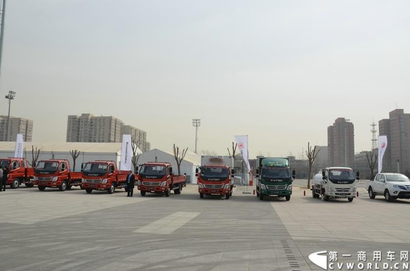 3月29日，由中国汽车联合会主办、江苏省汽车摩托车运动联合会承办的“图雅诺杯”-2015（第七届）福田奥铃中国勒芒轻卡耐力赛，在北京五棵松体育场隆重启动，这是原福田奥铃事业本部与原福田商务汽车事业本部整合为福田轻型商用车事业本部（LCV）之后的第一次集中亮相，也是中国轻卡第一赛事的再度续写。图为福田奥铃轻卡 