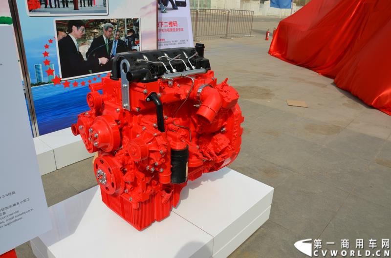 3月29日，由中国汽车联合会主办、江苏省汽车摩托车运动联合会承办的“图雅诺杯”-2015（第七届）福田奥铃中国勒芒轻卡耐力赛，在北京五棵松体育场隆重启动，这是原福田奥铃事业本部与原福田商务汽车事业本部整合为福田轻型商用车事业本部（LCV）之后的第一次集中亮相，也是中国轻卡第一赛事的再度续写。图为福田康明斯ISF3.8L发动机 