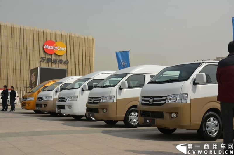 3月29日，由中国汽车联合会主办、江苏省汽车摩托车运动联合会承办的“图雅诺杯”-2015（第七届）福田奥铃中国勒芒轻卡耐力赛，在北京五棵松体育场隆重启动，这是原福田奥铃事业本部与原福田商务汽车事业本部整合为福田轻型商用车事业本部（LCV）之后的第一次集中亮相，也是中国轻卡第一赛事的再度续写。图为福田蒙派克和福田G7 