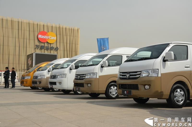 3月29日，由中国汽车联合会主办、江苏省汽车摩托车运动联合会承办的“图雅诺杯”-2015（第七届）福田奥铃中国勒芒轻卡耐力赛，在北京五棵松体育场隆重启动，这是原福田奥铃事业本部与原福田商务汽车事业本部整合为福田轻型商用车事业本部（LCV）之后的第一次集中亮相，也是中国轻卡第一赛事的再度续写。图为福田蒙派克和福田G7 